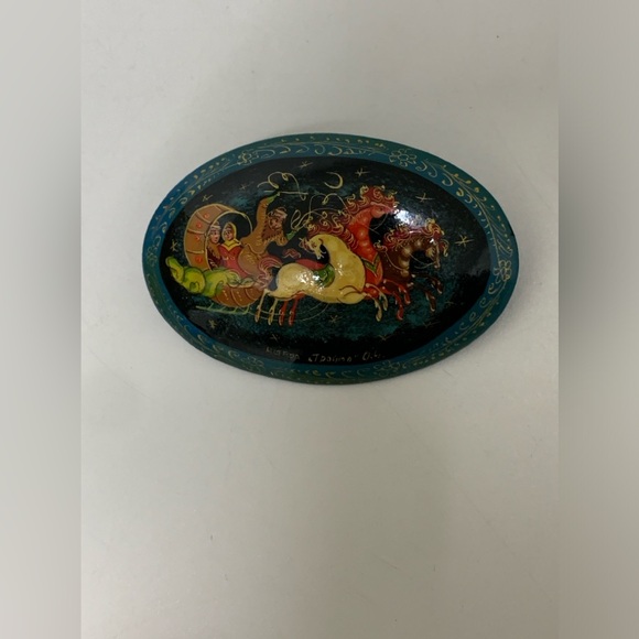 Vtg Soviet Era Russian Artist Signed Hand Painted Lacquer Pinback Brooch - Picture 4 of 15